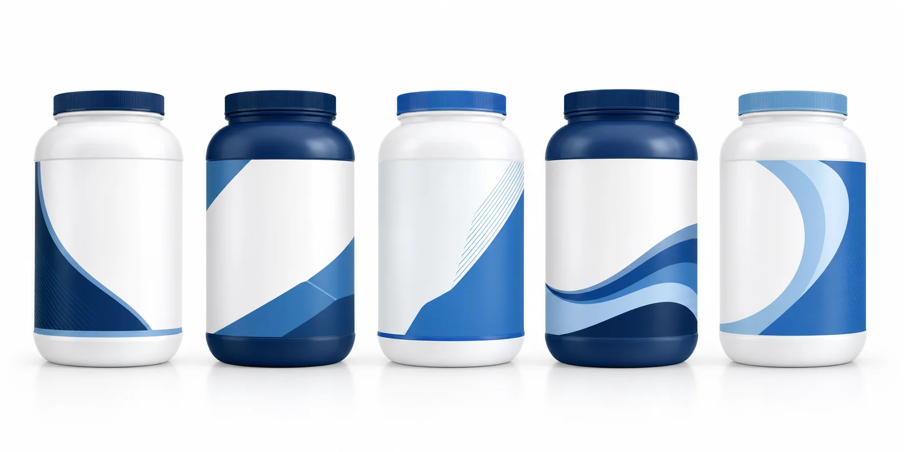 Cinq pots de whey protéine blancs et bleus sur fond blanc — comparatif des types concentrée, isolate et native disponibles en 2026