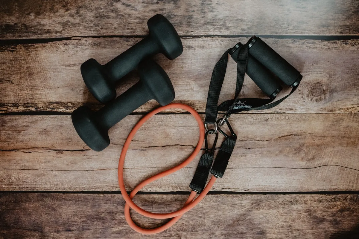 Femme courant en extérieur — running féminin, nutrition sportive et apport protéique pour la récupération musculaire