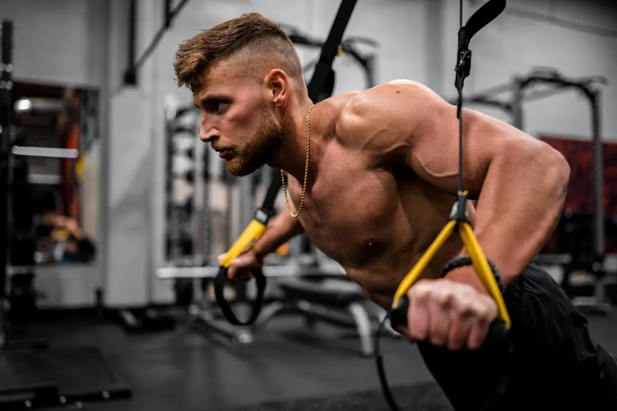 Athlète musclé en salle de sport