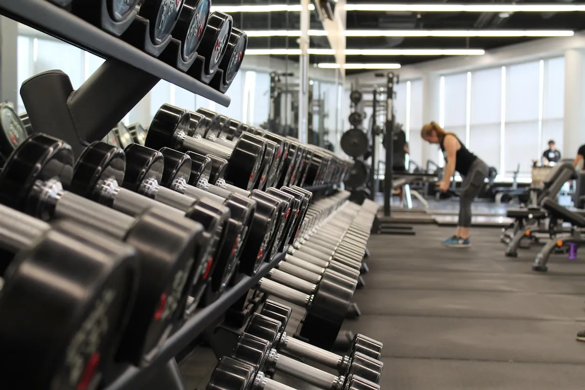 Choisir entre whey concentrée et whey isolate selon vos objectifs sportifs — sèche, prise de masse ou tolérance au lactose