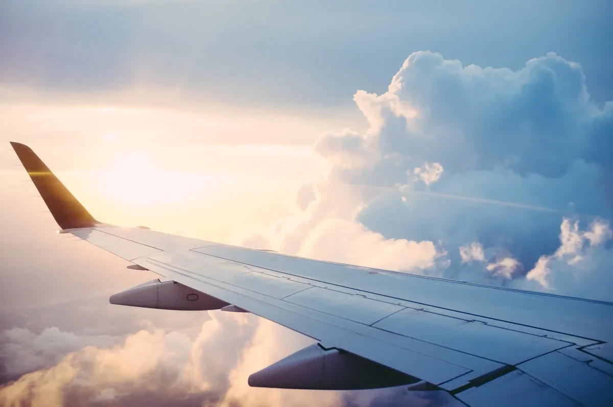 Avion en vol représentant le voyage avec sa whey